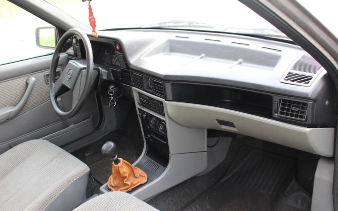 Opel Kadett cena 2800 przebieg: 76000, rok produkcji 1988 z Olsztyn małe 232